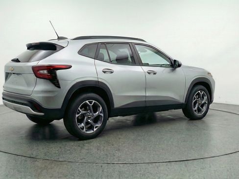 Used 2025 Chevrolet Trax LT FWD image 9