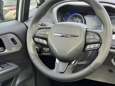 Used 2025 Chrysler Pacifica Limited image 16