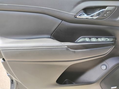 Used 2023 GMC Acadia SLT w/ LPO, Floor Liner Package FWD image 15