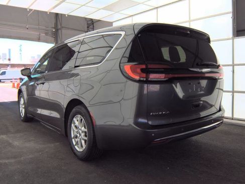 Used 2023 Chrysler Pacifica Touring-L image 3