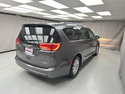 Used 2019 Chrysler Pacifica Touring-L FWD image 4