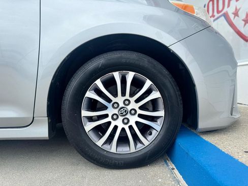 Used 2018 Toyota Sienna XLE FWD image 26