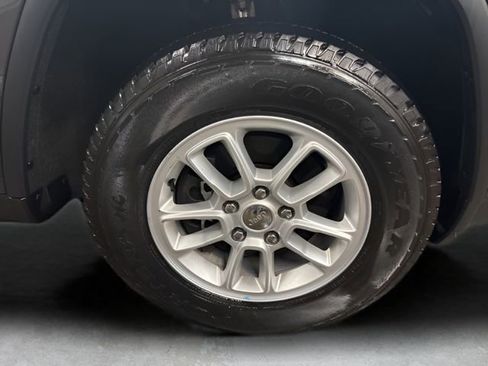 Used 2020 Jeep Grand Cherokee Laredo AWD/4WD image 12