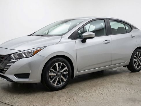 Used 2025 Nissan Versa SV image 3