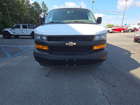 Used 2022 Chevrolet Express 2500 w/ Driver Convenience Package RWD image 3