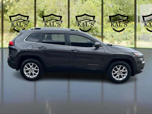 Used 2017 Jeep Cherokee Latitude w/ Safety/Convenience Group AWD/4WD image 4