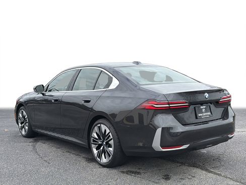 Certified 2025 BMW 530i w/ Premium Package image 26