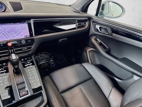 Certified 2026 Porsche Macan AWD/4WD image 22