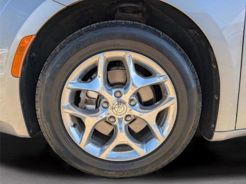 Used 2018 Chrysler Pacifica Limited image 9