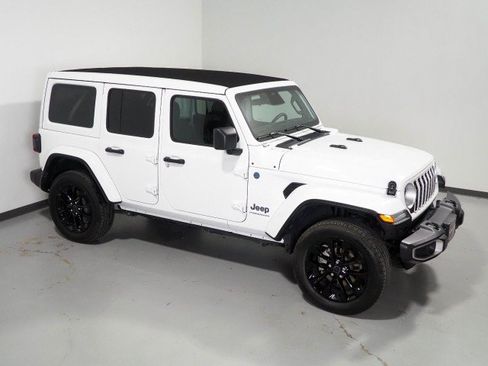 Used 2025 Jeep Wrangler Sahara 4xe w/ Safety Group AWD/4WD image 13