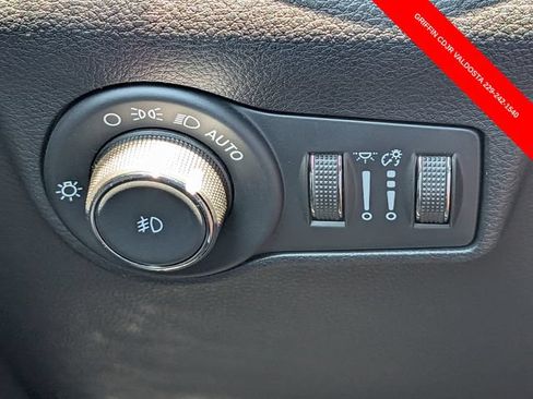 Used 2025 Jeep Compass Latitude w/ Convenience Group AWD/4WD image 22
