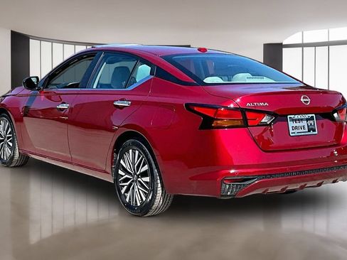 Used 2025 Nissan Altima 2.5 SV FWD image 12