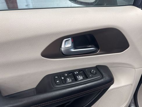 Used 2018 Chrysler Pacifica Touring-L w/ Tire & Wheel Group image 9