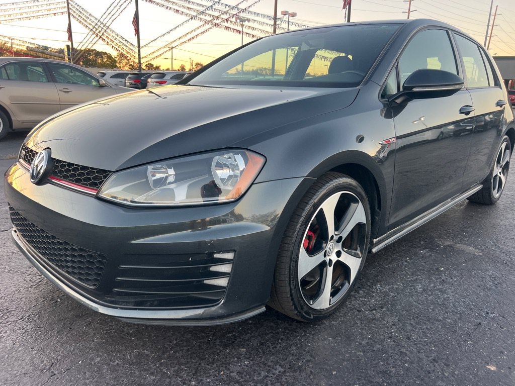 Used 2017 Volkswagen Golf 4-Door FWD image 3