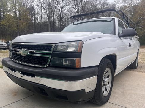 Used 2006 Chevrolet Silverado 1500 W/T w/ Light Duty Power Package image 2