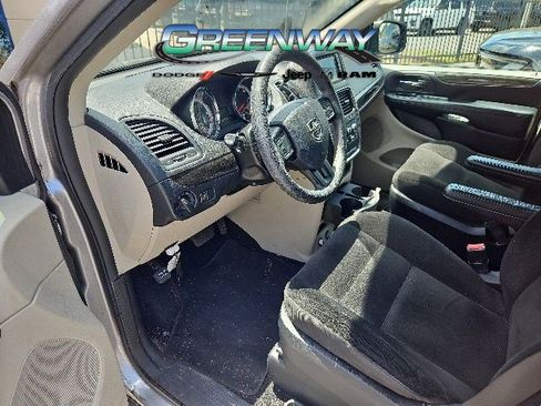 Used 2019 Dodge Grand Caravan SE w/ UConnect Hands-Free Group FWD image 14
