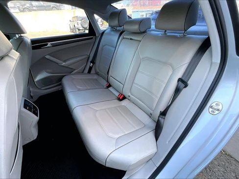 Used 2018 Volkswagen Passat 2.0T SE image 21