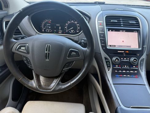 Used 2018 Lincoln MKX Reserve w/ Driver Assistance Package FWD image 16