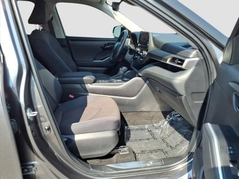 Used 2023 Toyota Highlander L image 17
