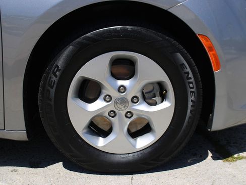 Used 2017 Chrysler Pacifica Premium image 46