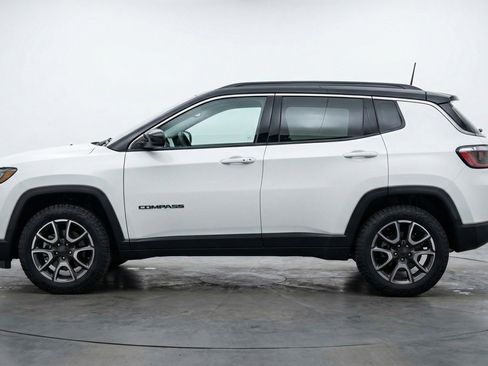 Used 2025 Jeep Compass Trailhawk image 5