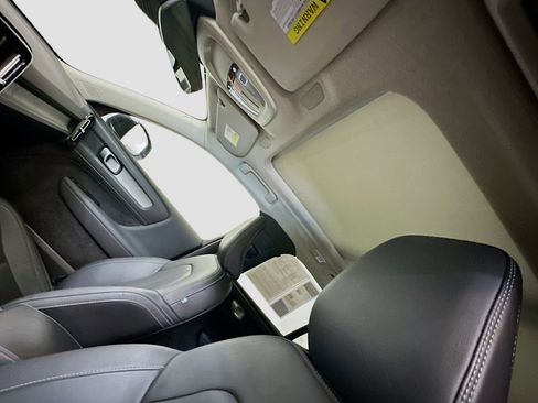 Used 2025 Volvo XC40 B5 Core image 27