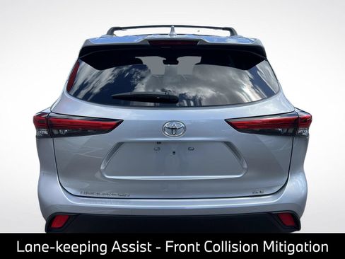 Used 2023 Toyota Highlander XLE FWD image 7