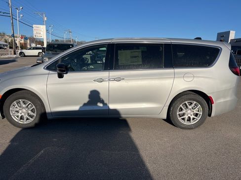 New 2026 Chrysler Pacifica Select image 4
