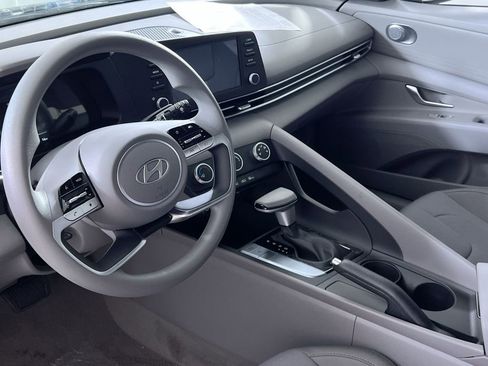 Used 2025 Hyundai Elantra SE image 29