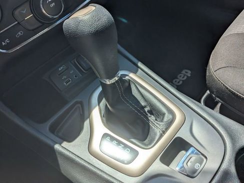 Used 2016 Jeep Cherokee Latitude w/ Comfort & Sound Group FWD image 18