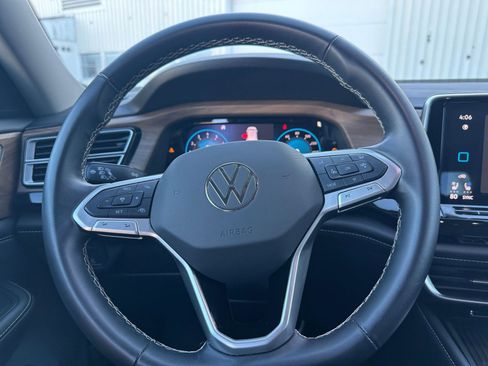 Used 2025 Volkswagen Atlas SE image 28