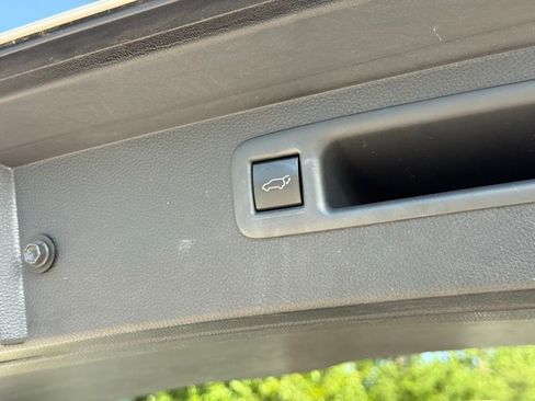 Used 2023 Toyota Highlander XLE FWD image 16