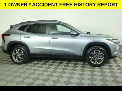 Certified 2025 Chevrolet Trax LT FWD image 2
