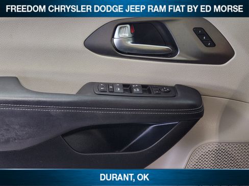 Used 2023 Chrysler Pacifica Touring-L FWD image 18