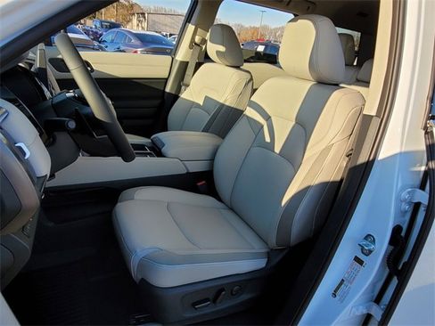 New 2026 Nissan Pathfinder SL image 8