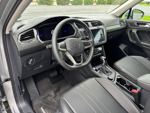Used 2022 Volkswagen Tiguan SE AWD/4WD image 2
