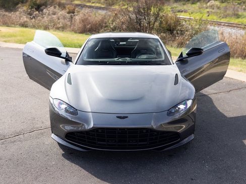 Used 2023 Aston Martin V8 Vantage Coupe image 15