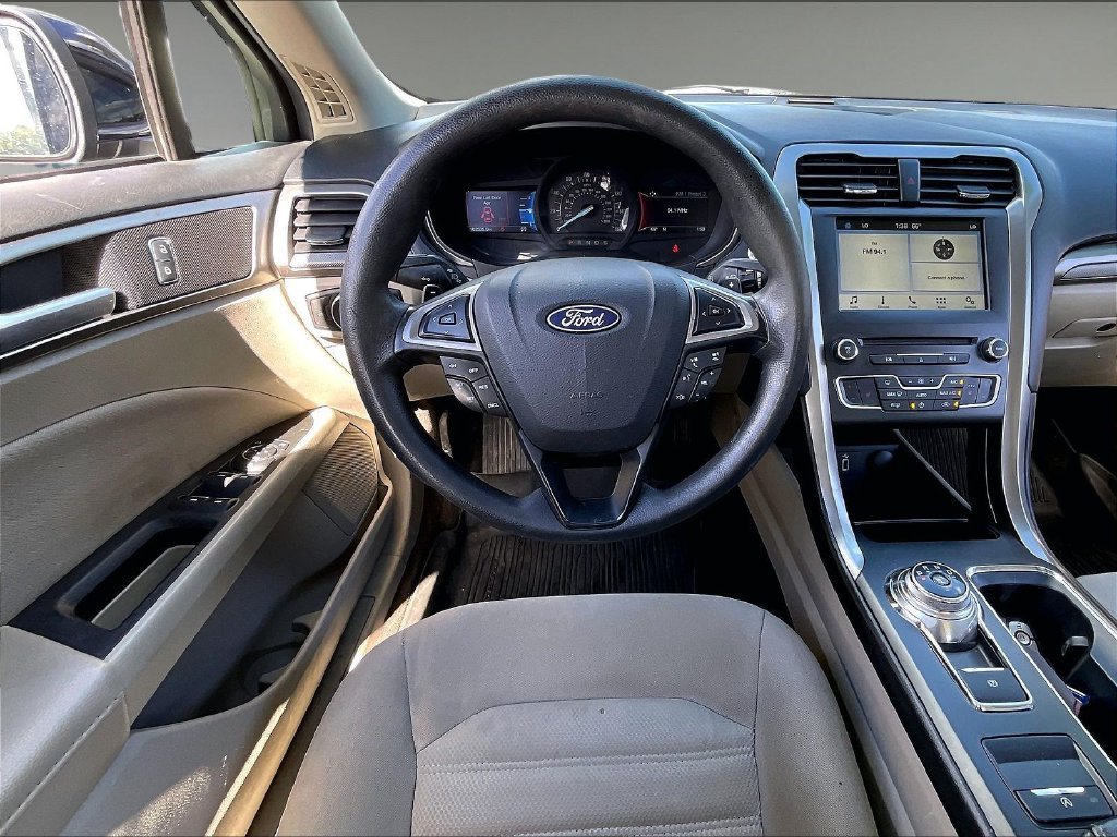 Used 2018 Ford Fusion SE w/ Fusion SE Technology Package FWD image 16