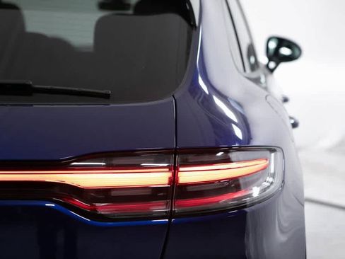 Certified 2025 Porsche Macan image 40