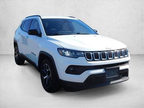 Used 2024 Jeep Compass Latitude w/ Altitude Special Edition AWD/4WD image 5