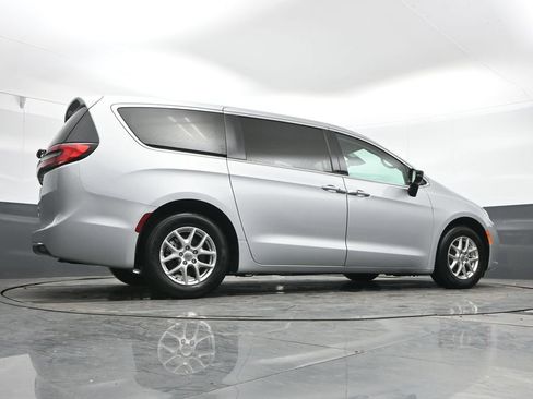 Used 2024 Chrysler Pacifica Touring-L FWD image 23