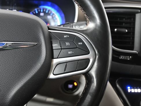 Used 2019 Chrysler Pacifica Touring-L FWD image 39