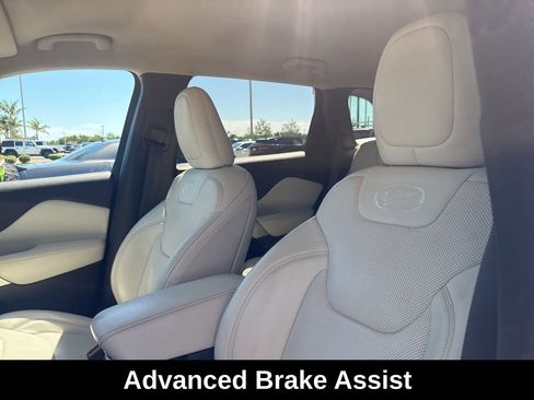 Used 2016 Jeep Cherokee Overland w/ Technology Group AWD/4WD image 5