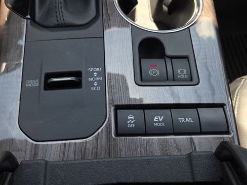 Certified 2021 Toyota Highlander Limited AWD/4WD image 25