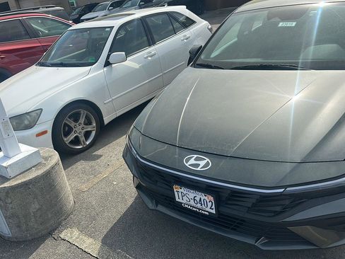 Used 2025 Hyundai Elantra SEL image 2