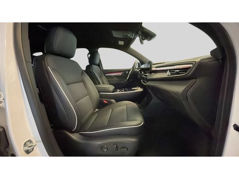 Used 2025 Buick Enclave Preferred w/ Power Package AWD/4WD image 18
