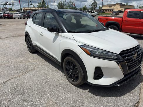 Used 2024 Nissan Kicks SR w/ SR Premium Package FWD image 3
