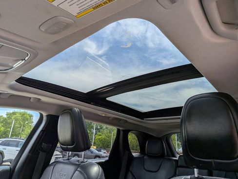 Used 2019 Jeep Cherokee Limited w/ Technology Group AWD/4WD image 13