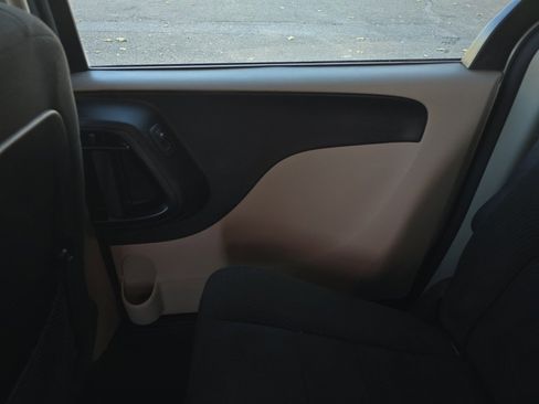 Used 2016 Dodge Grand Caravan SXT w/ Rear Park Assist Package image 28