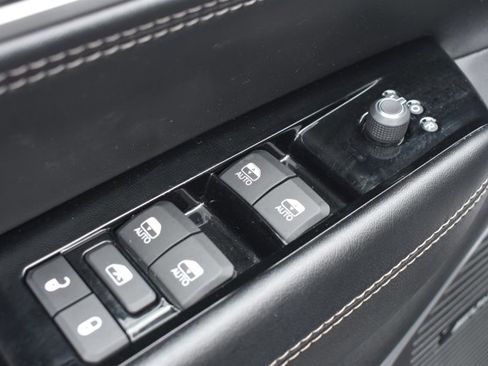 Used 2023 Jeep Wagoneer L Series II RWD image 12